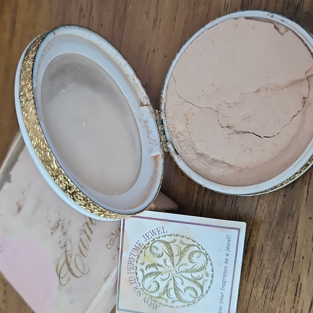 Vintage Avon Cameo Solid Perfume Compact - Picture 2 of 9